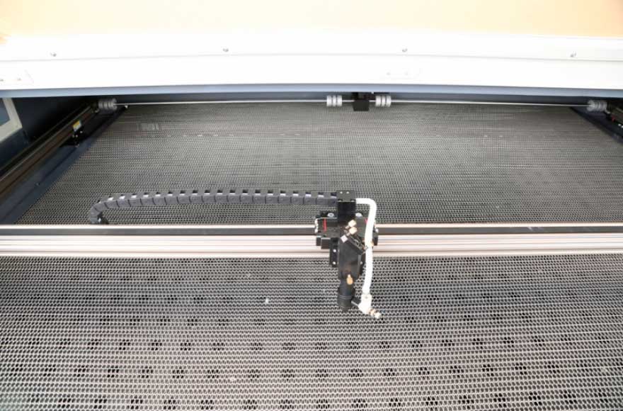 maquina de corte y grabado laser para aplicaciones textiles