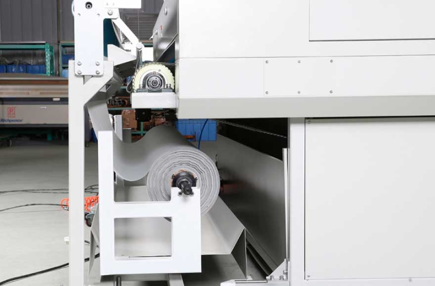 Sistema de alimentacion automatica de rollos de tela para maquina laser de corte