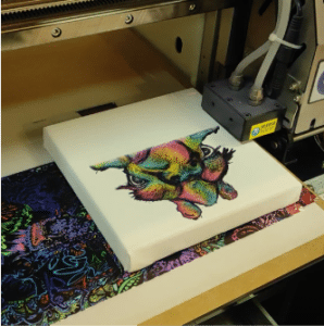 impresora uv imprimiendo porcelana