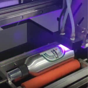impresora uv imprimiendo botella de metal