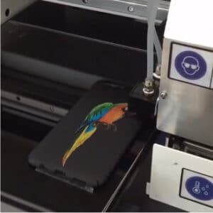 impresora uv imprimiendo carcaza o funda de celular