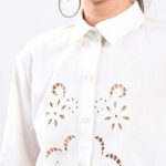 camisa con bordado richelieu